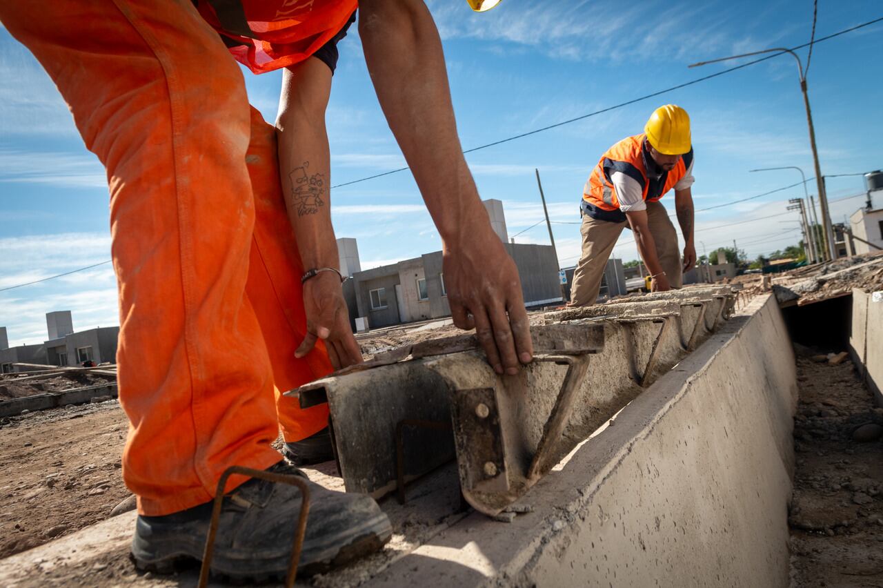 Obreros trabajando en el Barrio Cuyoil, del IPV en el departamento de Maipú.

Foto: Ignacio Blanco / Los Andes 