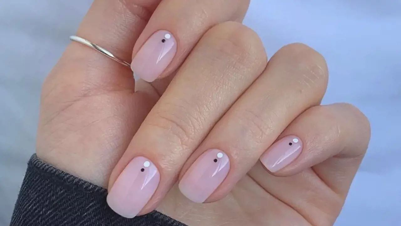 Nail art minimalista: puntitos de colores