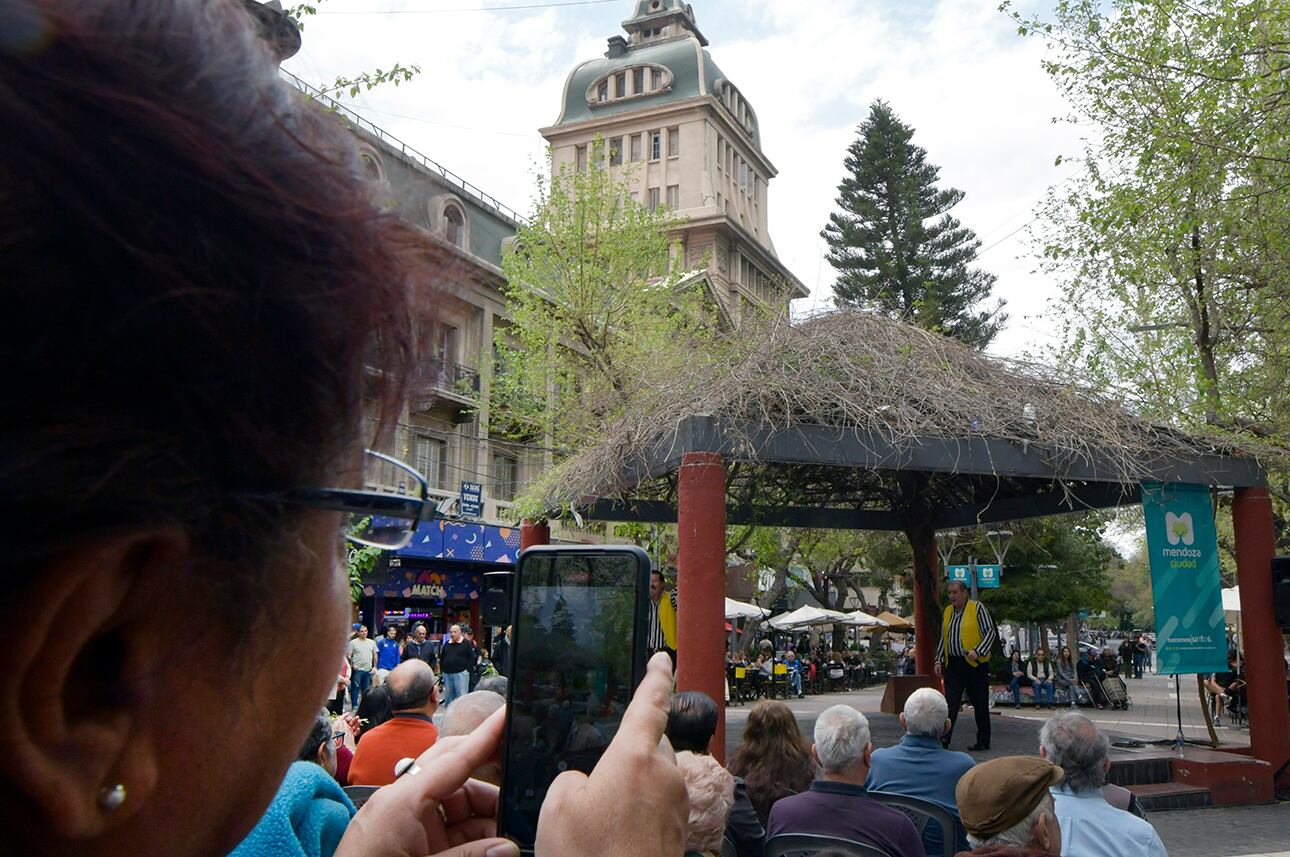 Peatonal Sarmiento, donde sale el sol y por consiguiente salen los mendocinos. Foto: Orlando Pelichotti