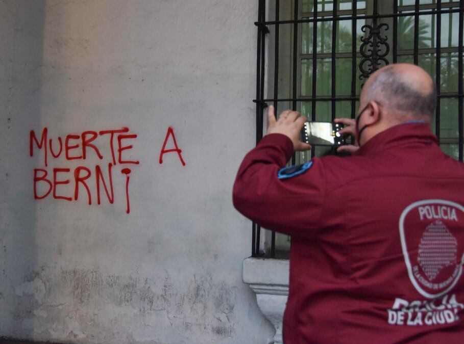 Un grupo de personas pintó la fachada del Cabildo con mensajes contra el Ministro de Seguridad bonaerense, Sergio Berni.