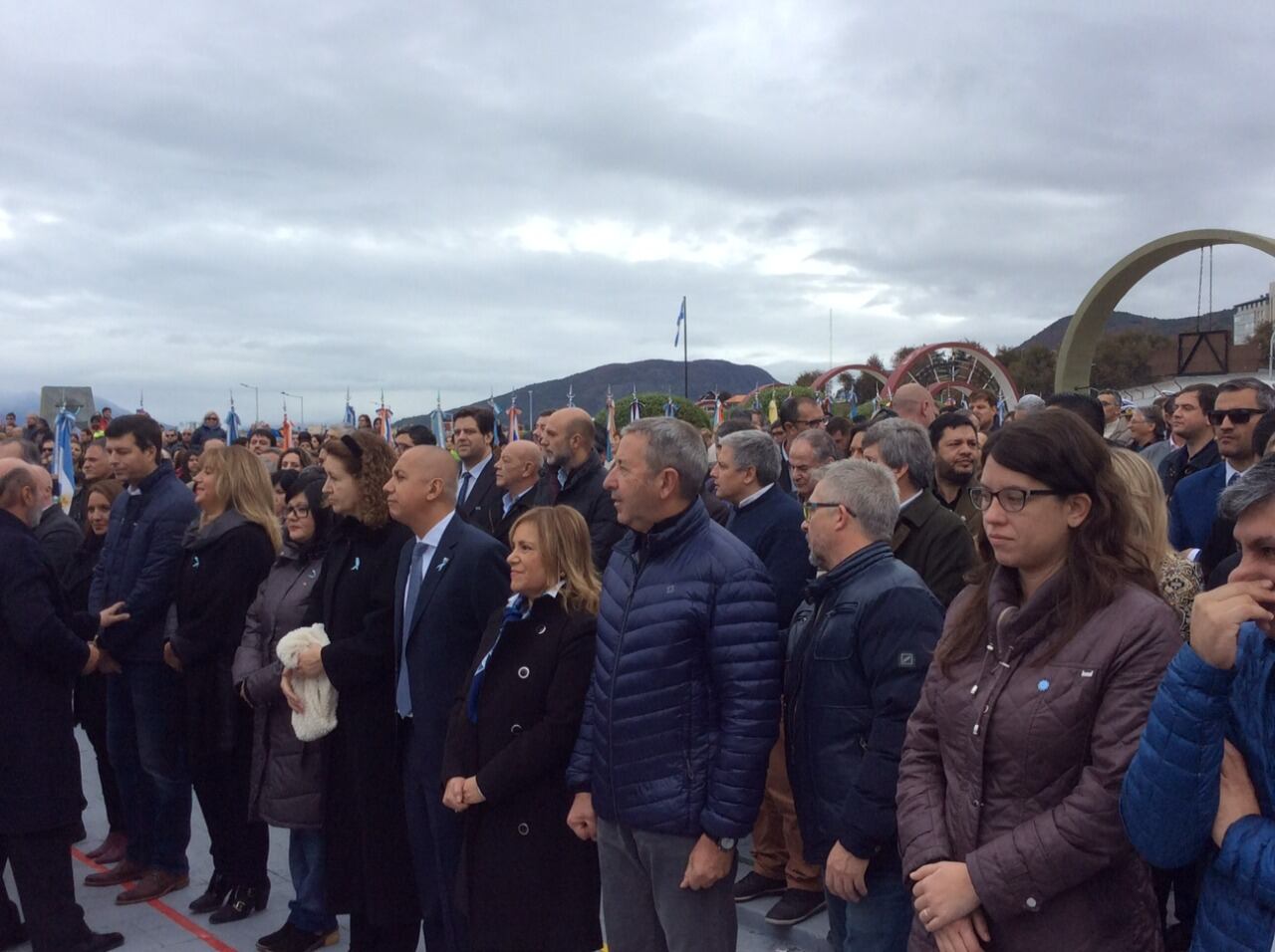 El legislador mendocino Julio Cobos en un los actos de Río Grande y Ushuaia el 1 y 2 de abril de 2018 junto a ex combatientes de Malvinas.