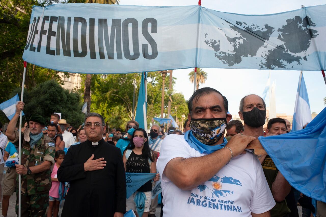 Quienes se oponen se manifestaron frente a la Catedral Metropolitana y luego fueron al Congreso.