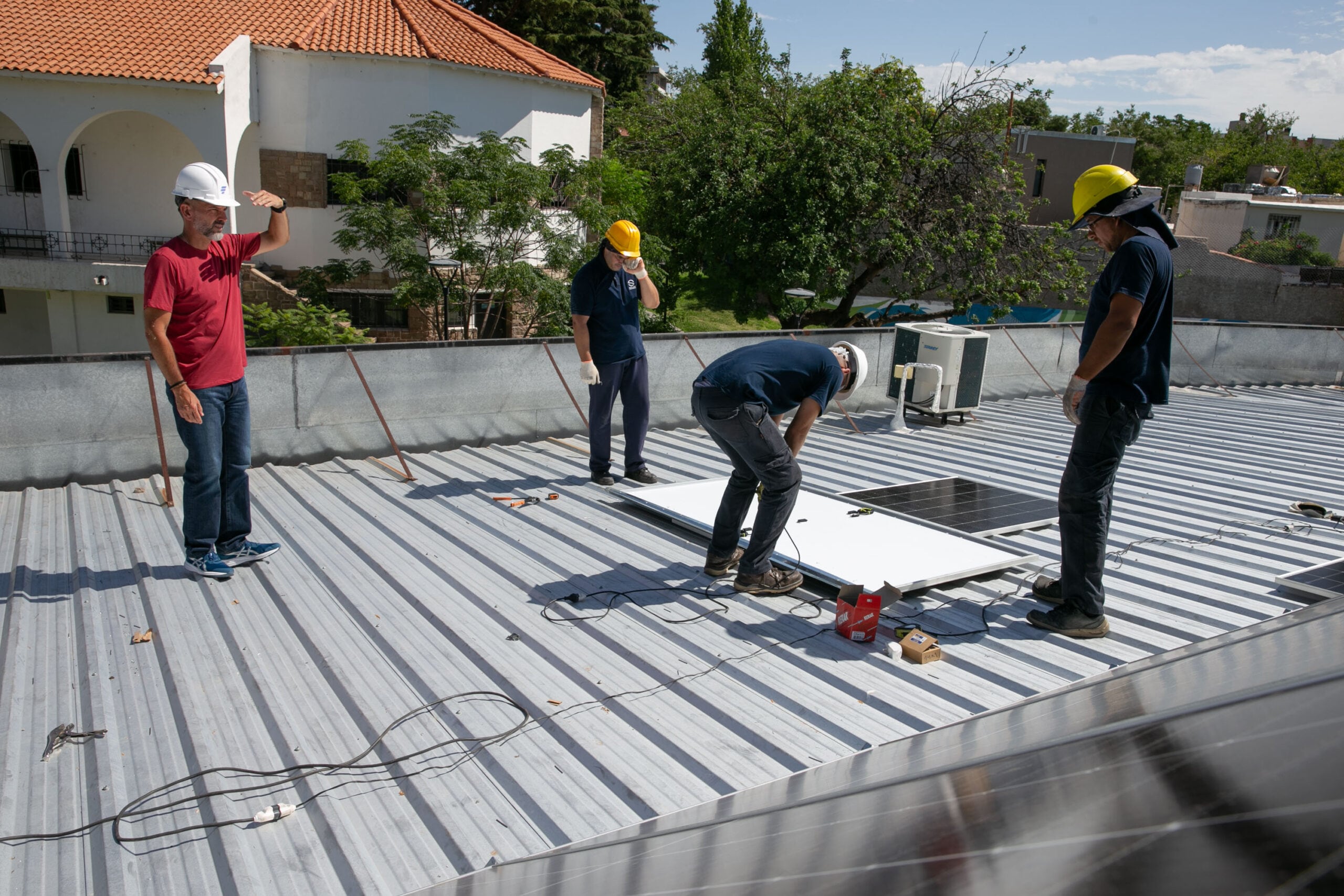 Más energía limpia en la Ciudad: Ulpiano Suarez recorrió la nueva instalación de paneles solares en el Gimnasio Nº1