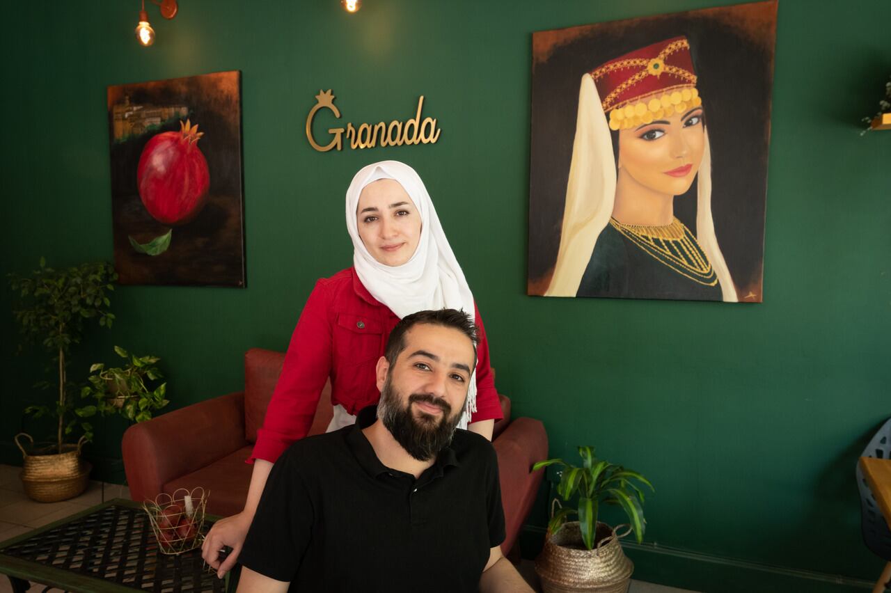 Nació en Qatar, huyó para darle una vida tranquila a su familia y abrió un café en el centro mendocino. Foto: Ignacio Blanco / Los Andes.
