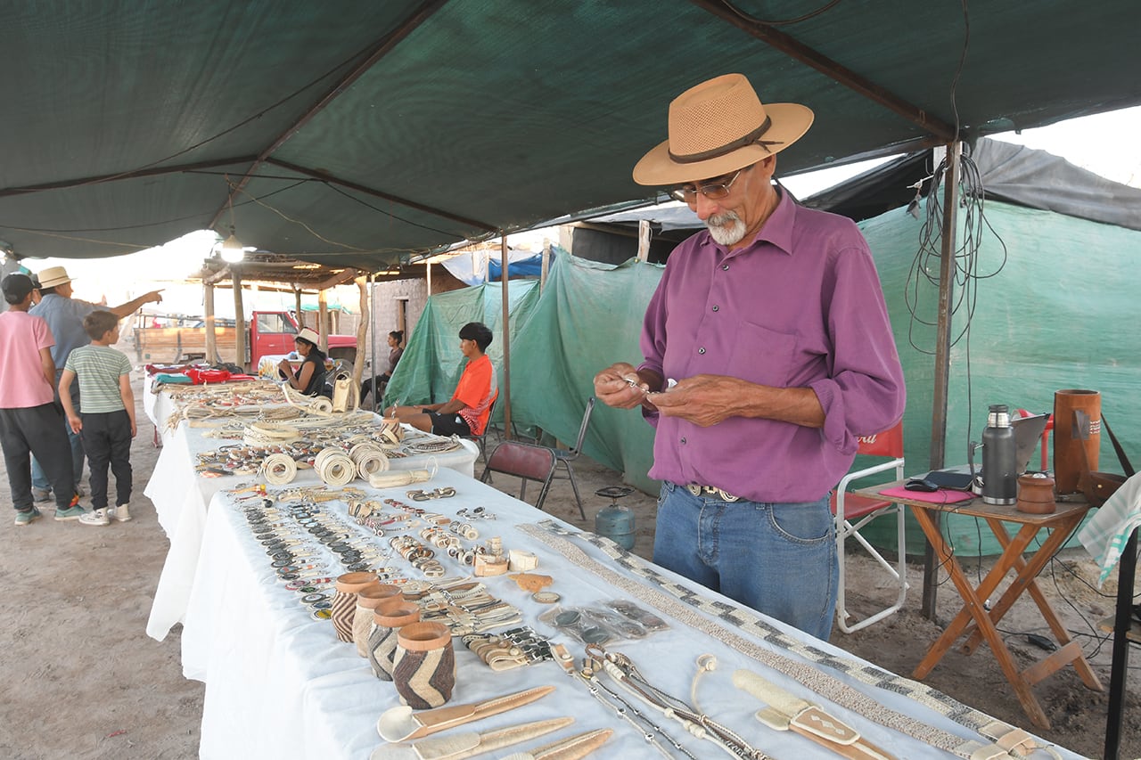 Remigio Villegas vende artesanías en la Fiesta Lagunas del Rosario. Procesión de las Antorchas en la Capilla de la Virgen del Rosario. Foto: Marcelo Rolland / Los Andes.