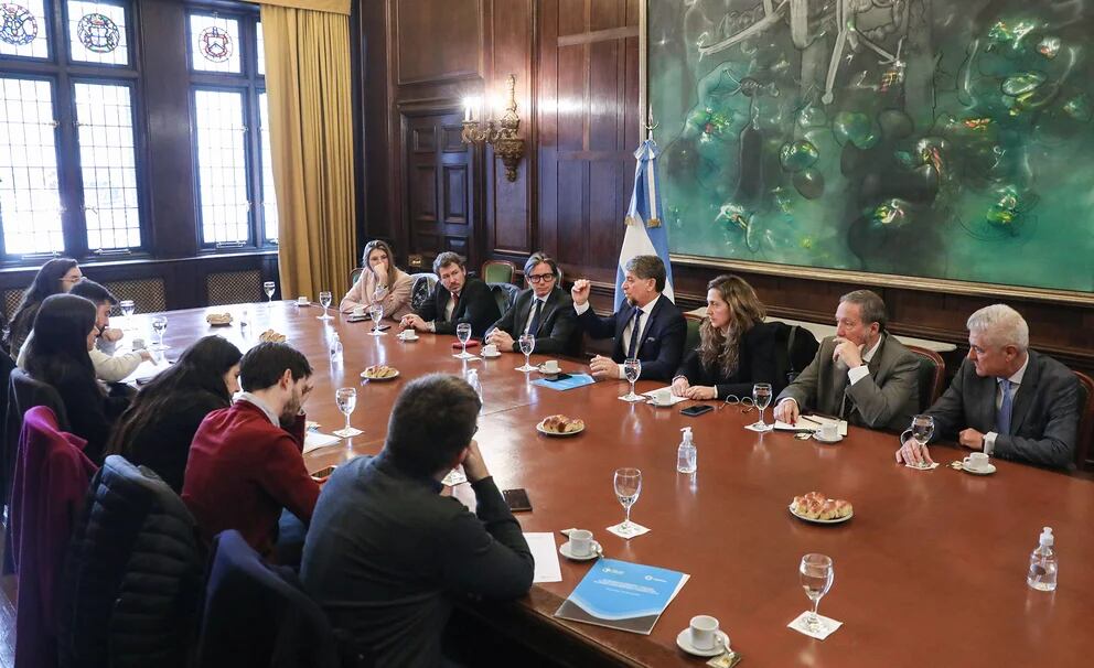 Cristian Asinelli (CAF-Banco de Desarrollo), Gustavo Martínez Pandiani y Marina Mantecón Fumadó, Directora de Asuntos Regionales, durante la reunión de este mediodía con periodistas en la Cancillería. Foto: Web