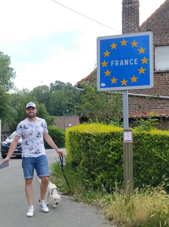 Matías, jugador de Hockey sobre patines, prefiere las bermudas y remeras "locas" para pasear por las calles francesas