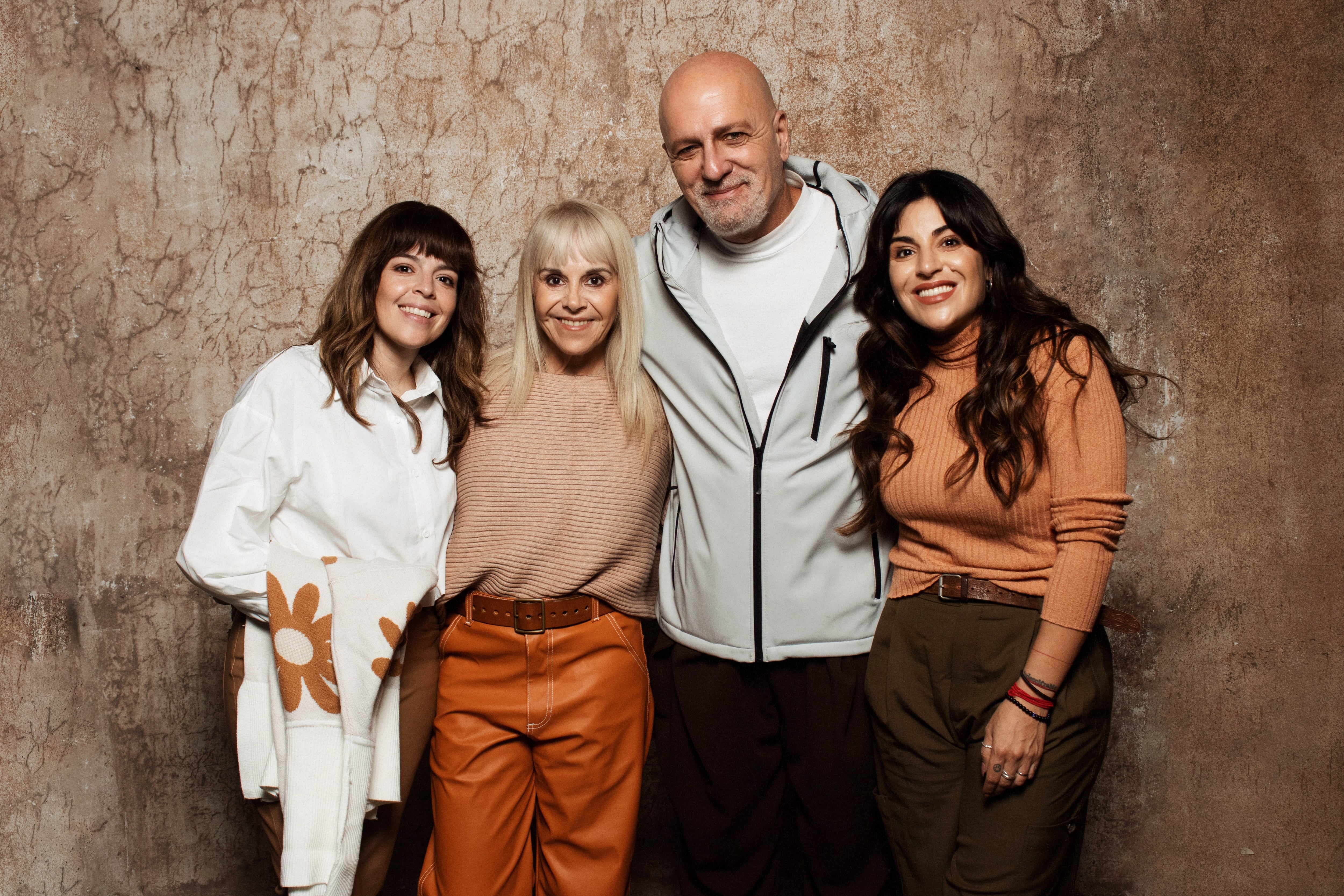 El músico junto a Claudia Villafañe, Dalma y Gianina Mardona.