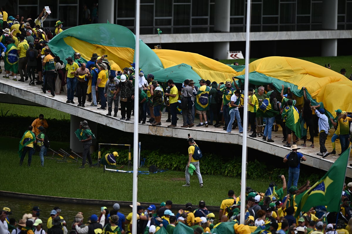 Seguidores del expresidente brasileño Jair Bolsonaro invadieron este domingo el Palacio de Planalto, sede del Ejecutivo, y la Corte Suprema. EFE