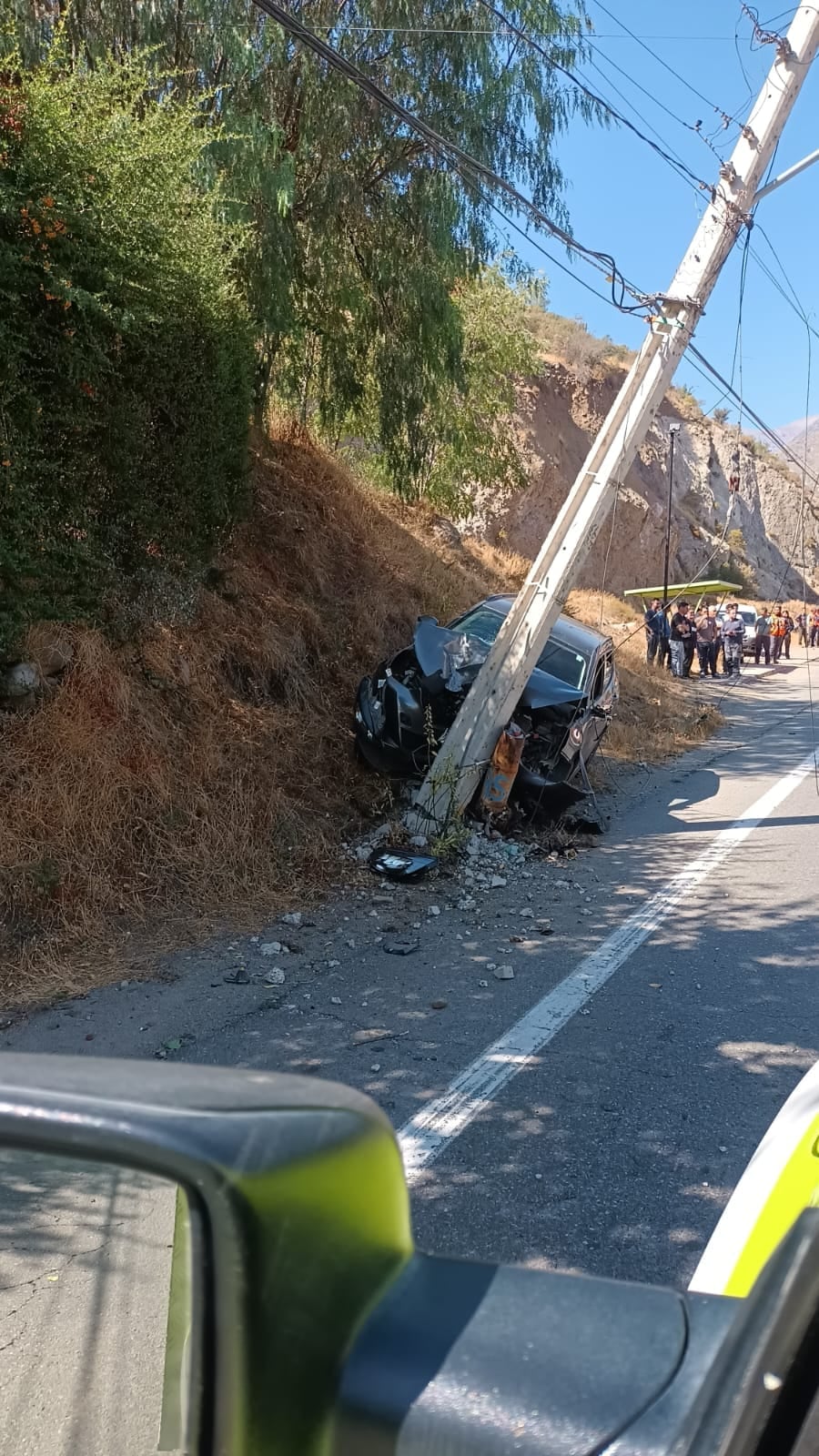 Un vehículo chocó contra un poste de luz y el tránsito en el corredor internacional fue interrumpido durante varios minutos.