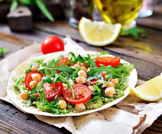 Las legumbres ricas en hierro se pueden incorporar en una ensalada fresca. La clave es cocinarlas bien para que eliminen los anti nutrientes que alteran la digestión.