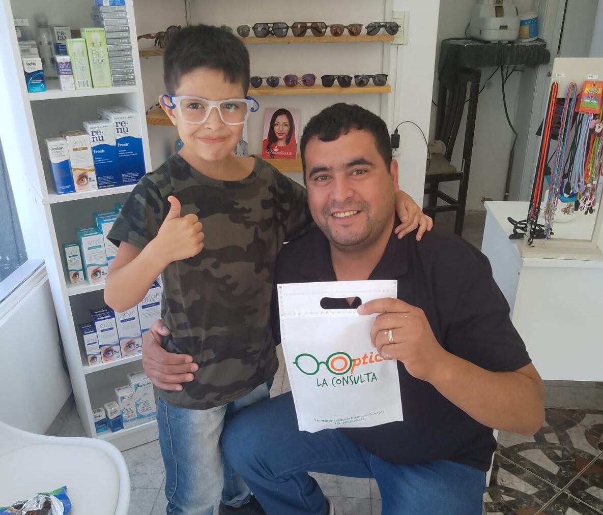 Tiziano recuperó sus lentes gracias a la solidaridad de sus vecinos.