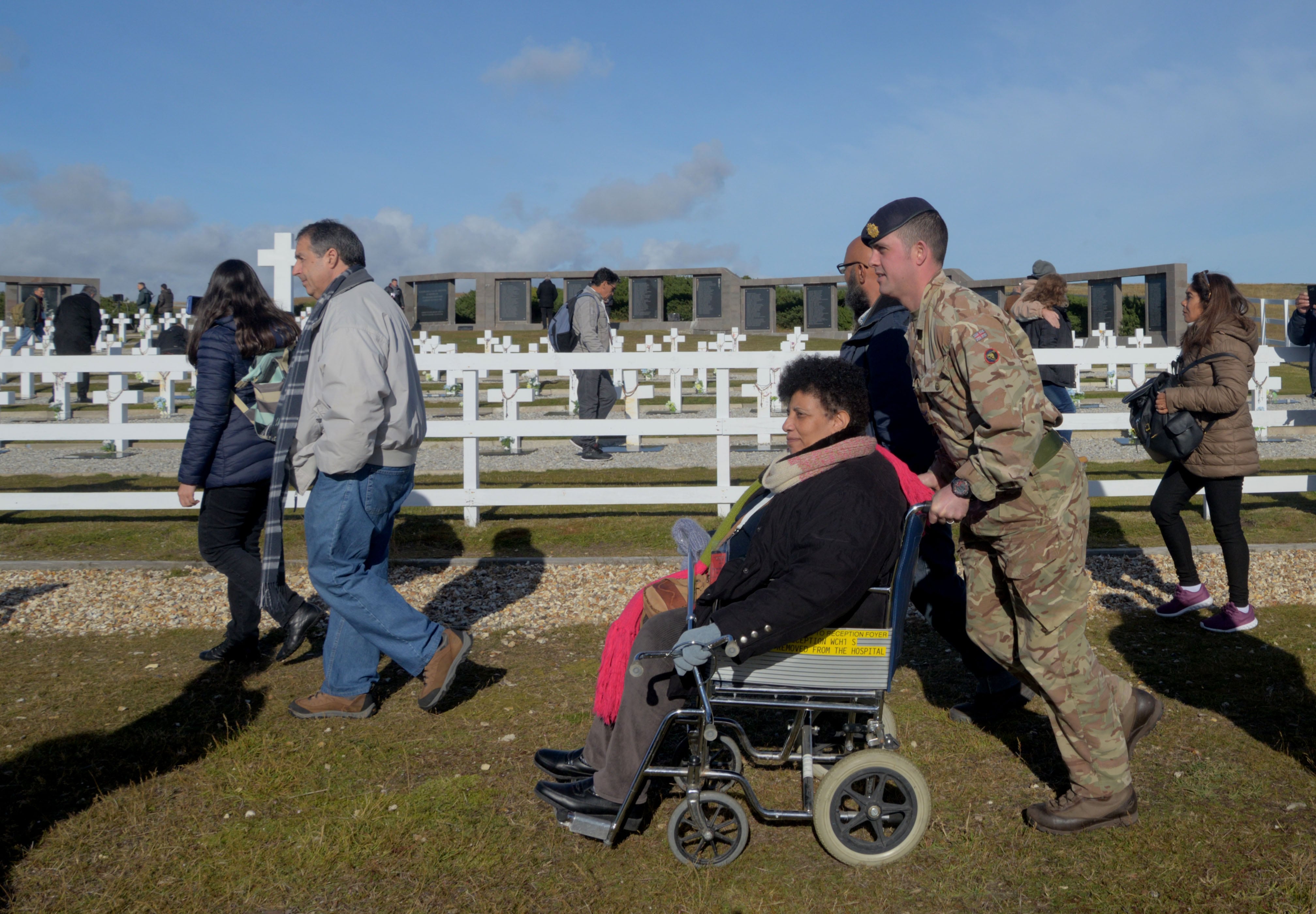 Foto del viaje realizado en 2019 de miembros de la Comisión de Familiares de Caídos en Malvinas, Cancillería, excombatientes, artistas, periodistas y fotógrafo, a las Islas Malvinas. Gentileza: Gerardo Gómez, ex fotógrafo de Los Andes.