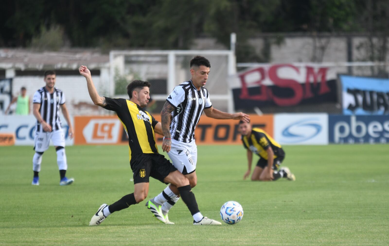 Gimnasia enfrenta a Madryn en su estadio /Foto: Ramiro Gómez