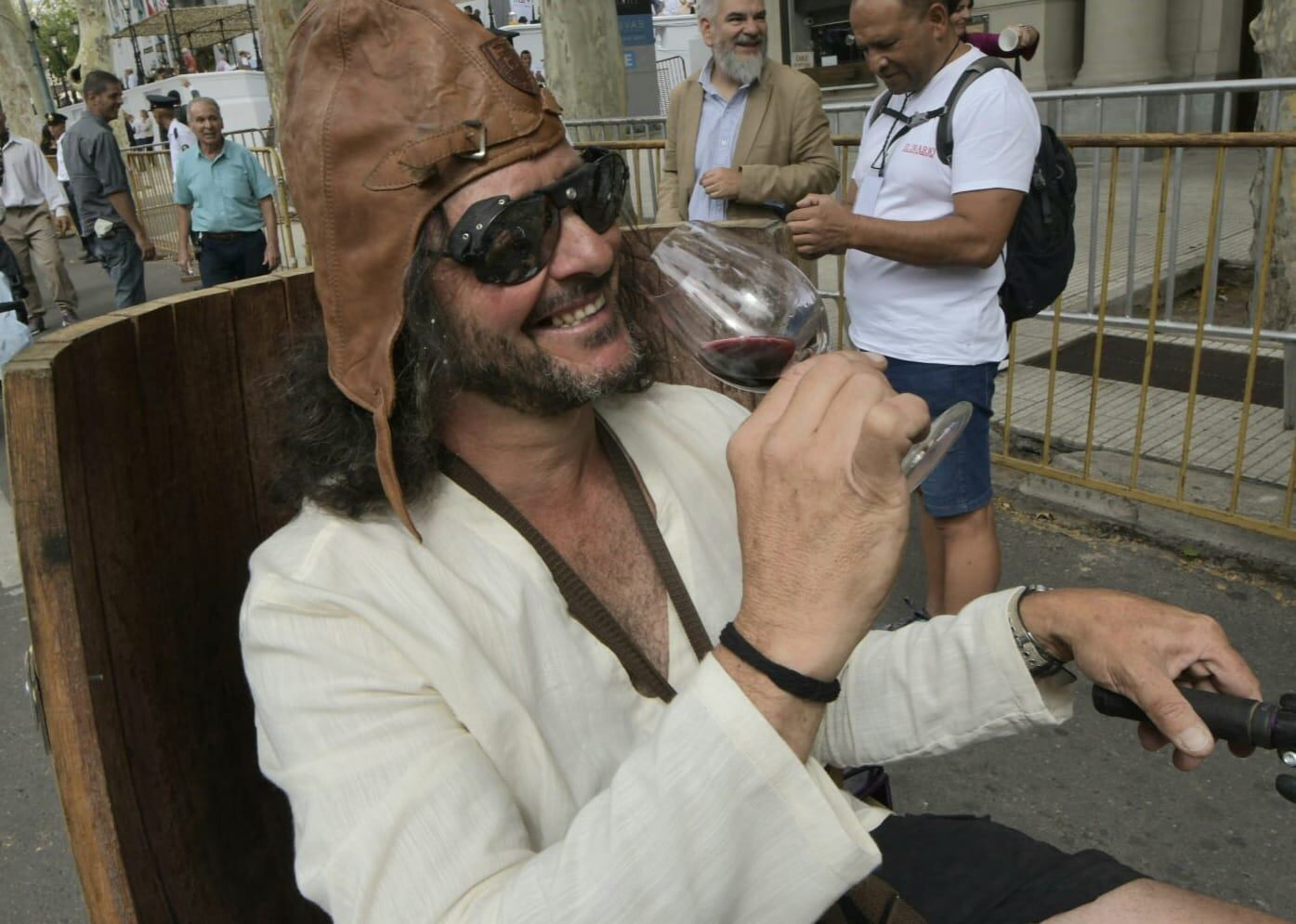 Barricleta: Nino Masi pasea por el Carrusel 2024 repartiendo vino (Orlando Pelichotti / Los Andes)