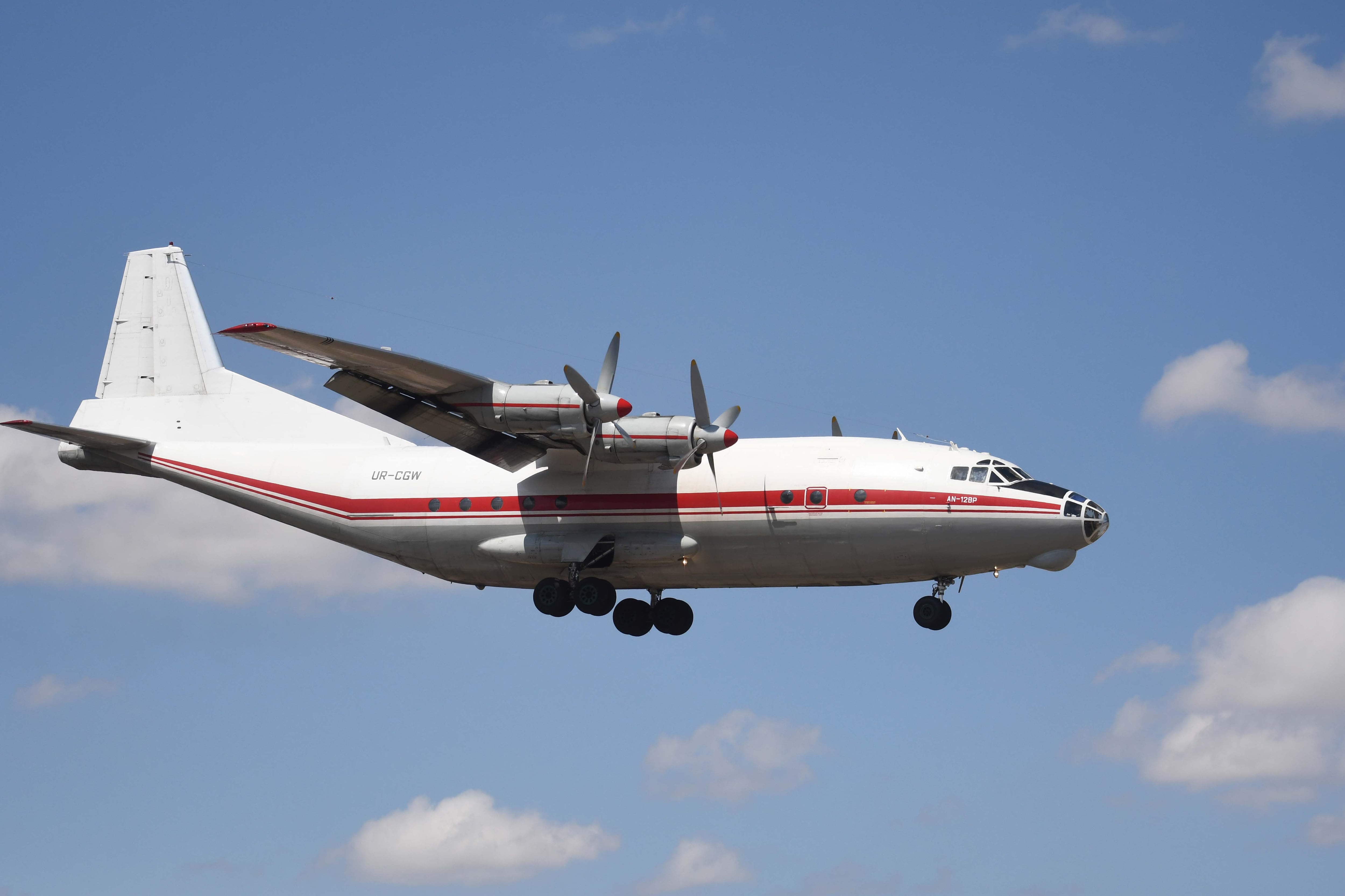 Aterrizaje avión Antonov An-12 NB