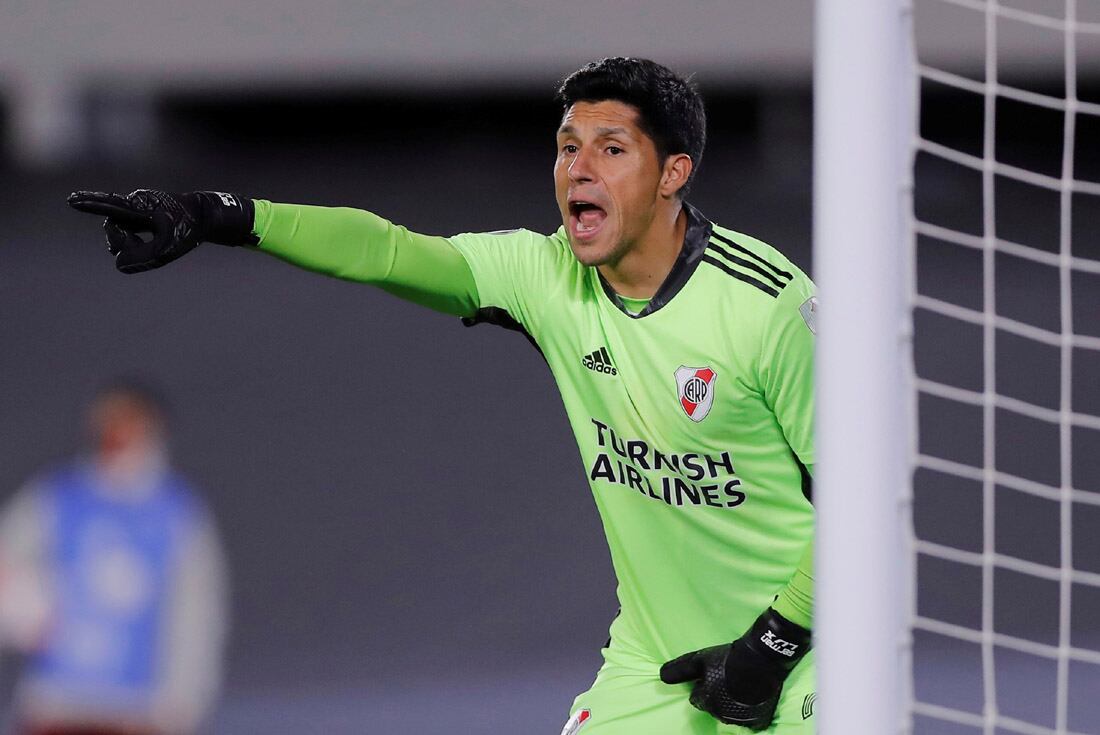 Enzo Pérez se mostró seguro y bien cuidado por sus compañeros de River ante Santa Fe de Bogotá. (AP)