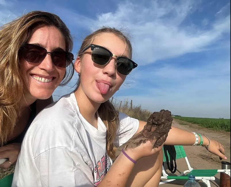 Antonia con su mamá Soledad Pastorutti