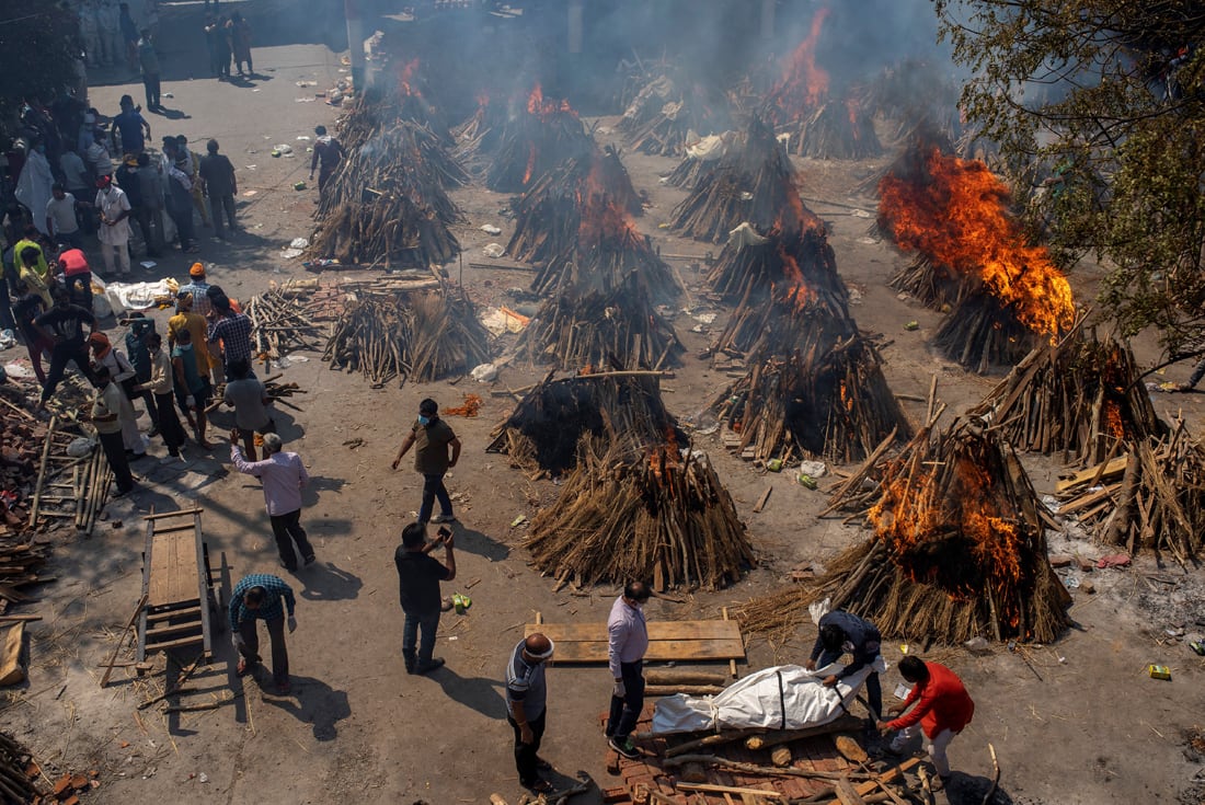 Piras funerarias de víctimas de COVID-19 en un terreno que se 
ha convertido en un crematorio en Nueva Delhi. (AP)