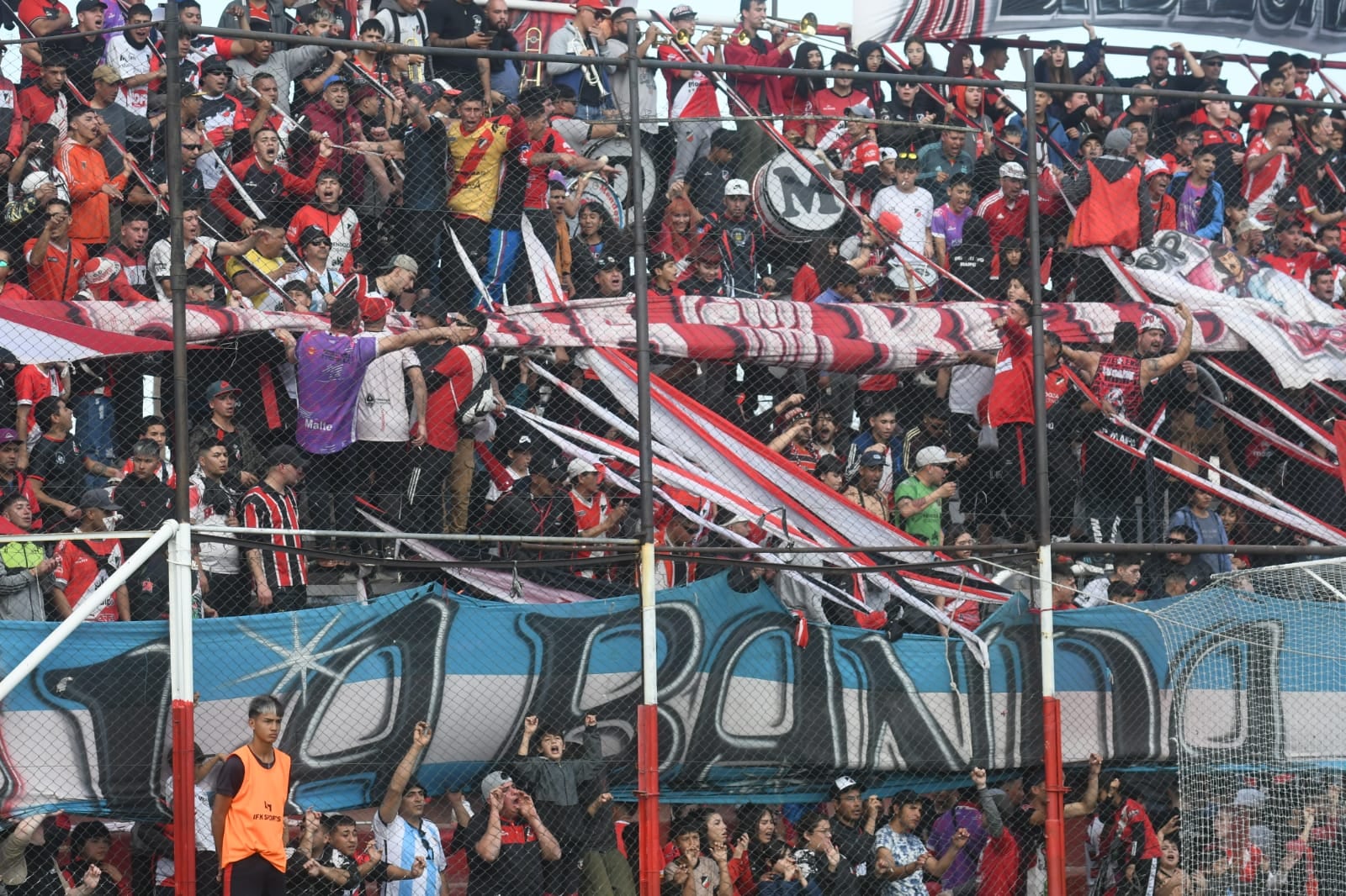 La popular del estadio Omar Higinio Sperdutti estuvo repleta en el triunfo Cruzado sobre Ferro por 1-0. / Orlando Pelichotti (Los Andes).