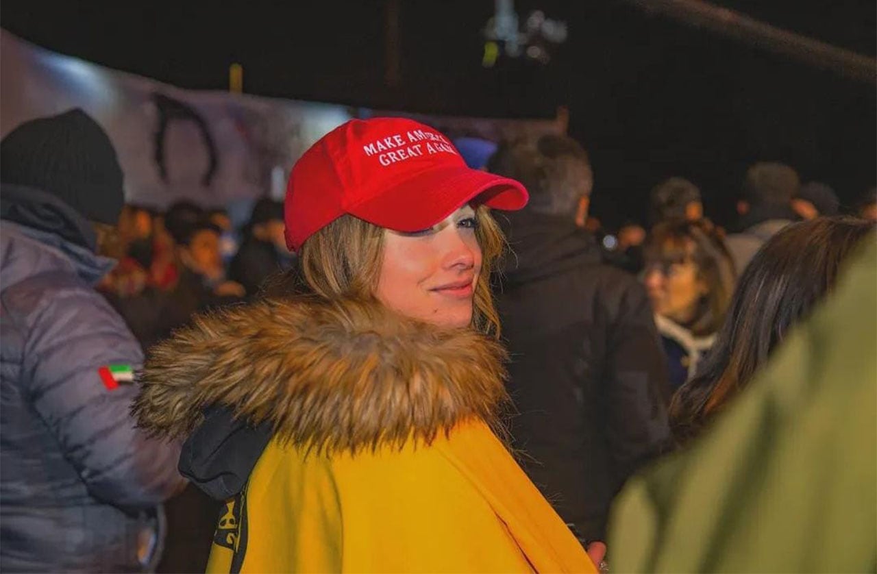 Coti Bravi con la gorra de Donald Trump