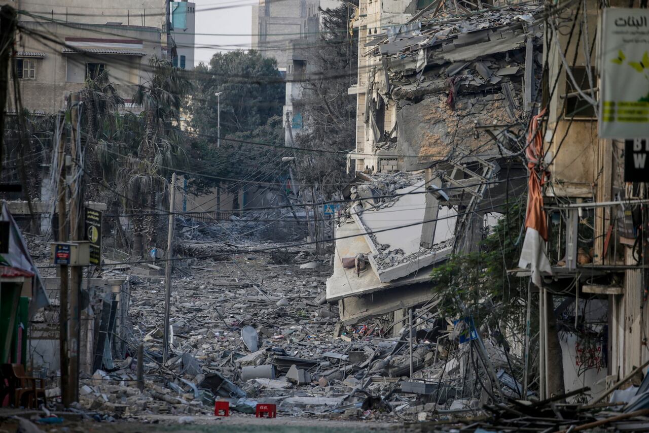 Gaza City (---), 14/10/2023.- An area with heavily damaged and destroyed buildings is deserted after residents of Gaza City began to evacuate following an Israeli warning of increased military operations in the Gaza strip, 14 October 2023. The Israeli Defense Force (IDF) on 13 October had called for the evacuation of all civilians of northern Gaza ahead of an expected ground invasion. EFE/EPA/MOHAMMED SABER
