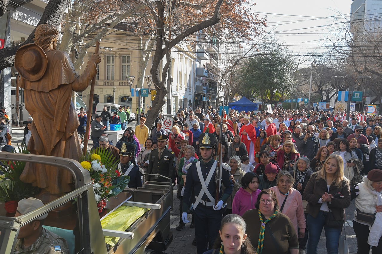 Con bailes folclóricos y y la venta de comidas típicas y paellas, se realizó la tradicional celebración por el Patrono Santiago Apóstol que finalizó con la procesión y la misa presidida por el arzobispo Marcelo Colombo. Foto: Marcelo Rolland / Los Andes