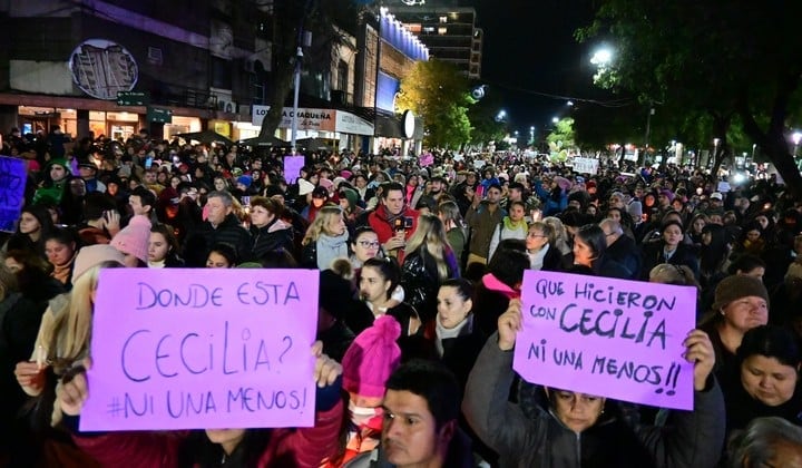 Masiva marcha en Chaco en reclamo de justicia por Cecilia Strzyzowski, encabezada por la madre de la joven desaparecida. Foto: Foto Marcela Carroll / Clarín