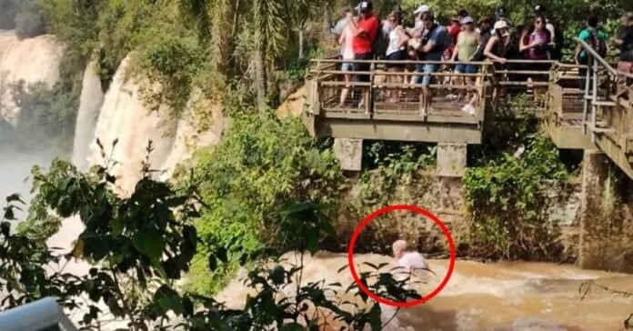 El dramático momento fue captado por la cámara de un turista.