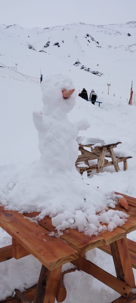 Sigue nevando en Alta Montaña y el único espacio para esquiar sobre la ruta 7 estira su temporada. Foto: Gentileza Los Puquios.