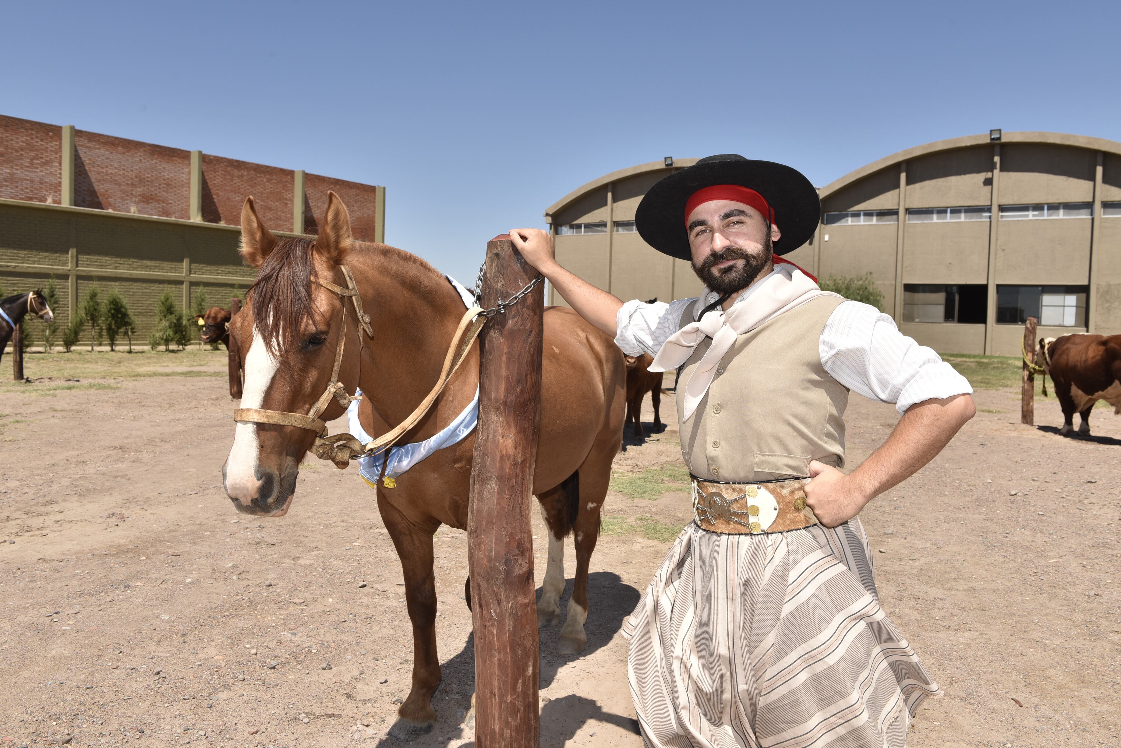 En la foto: Aldo Cifuentes, bailarín folclórico, posó junto a uno de los ejemplares equinos exhibidos.