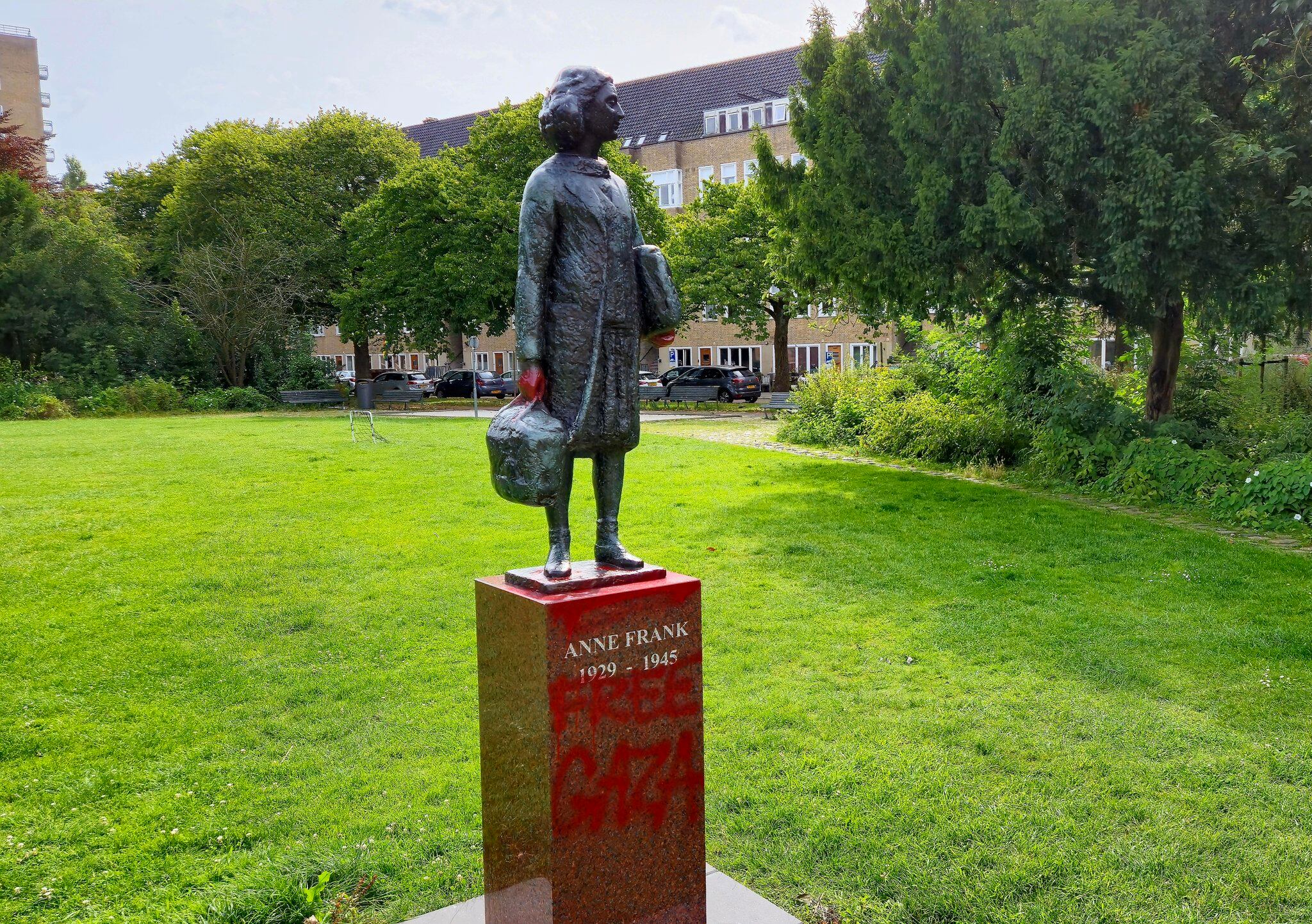 La imagen de la estatua de Ana Frank vandalizada en Ámsterdam. Foto: X.