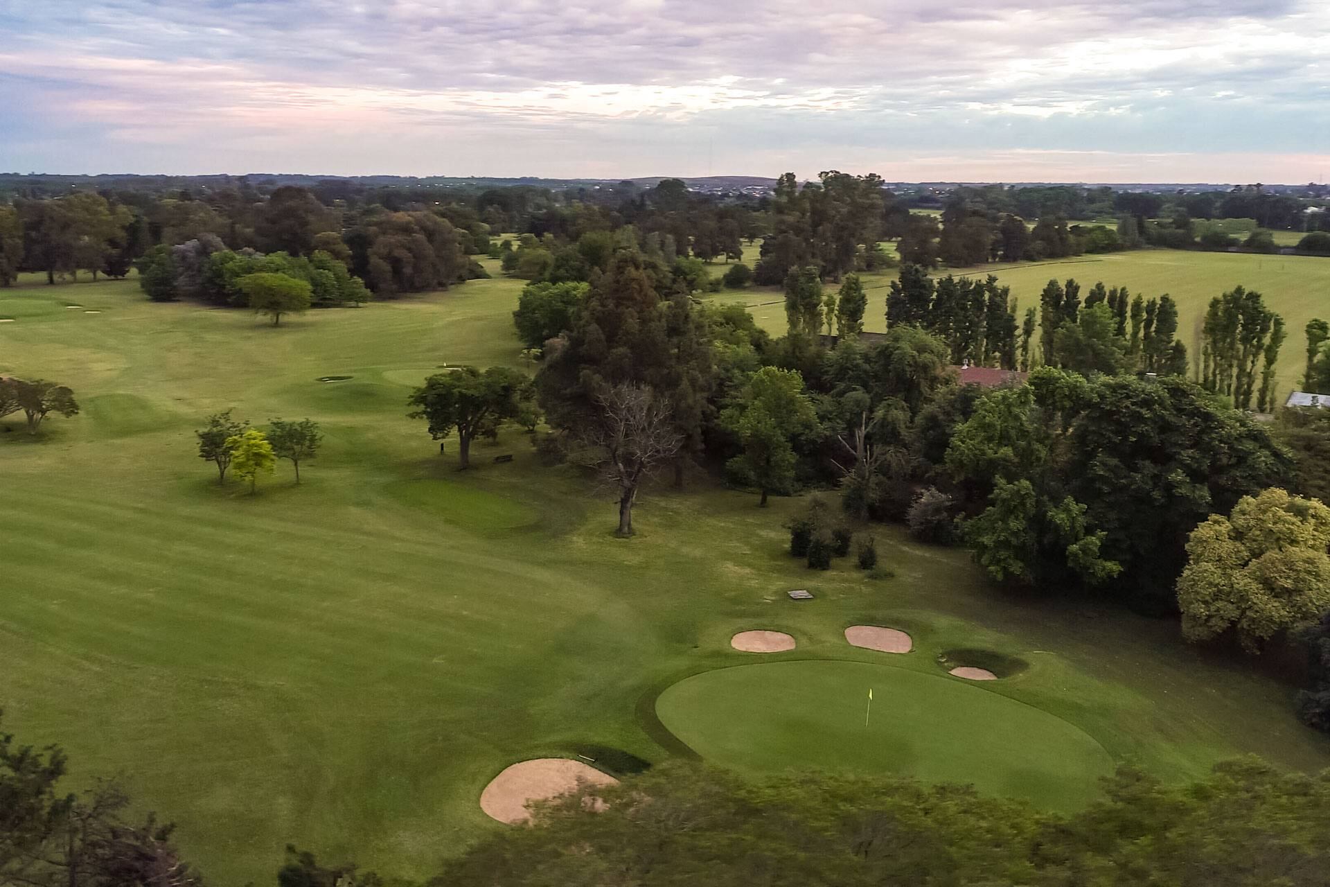 Los primeros 9 hoyos de fueron inaugurados el 26 de junio de 1892. En 1922 el recorrido se amplió a 18 hoyos, con un estilo de un típico “parkland course” inglés.