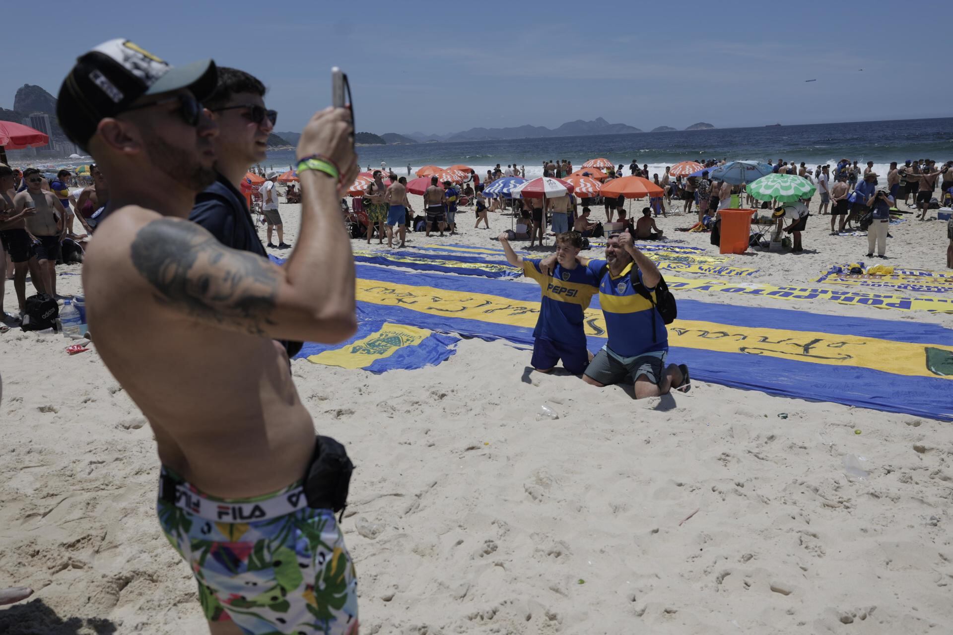 Hinchas de Boca vuelven a copar la playa de Copacabana. / Foto: EFE