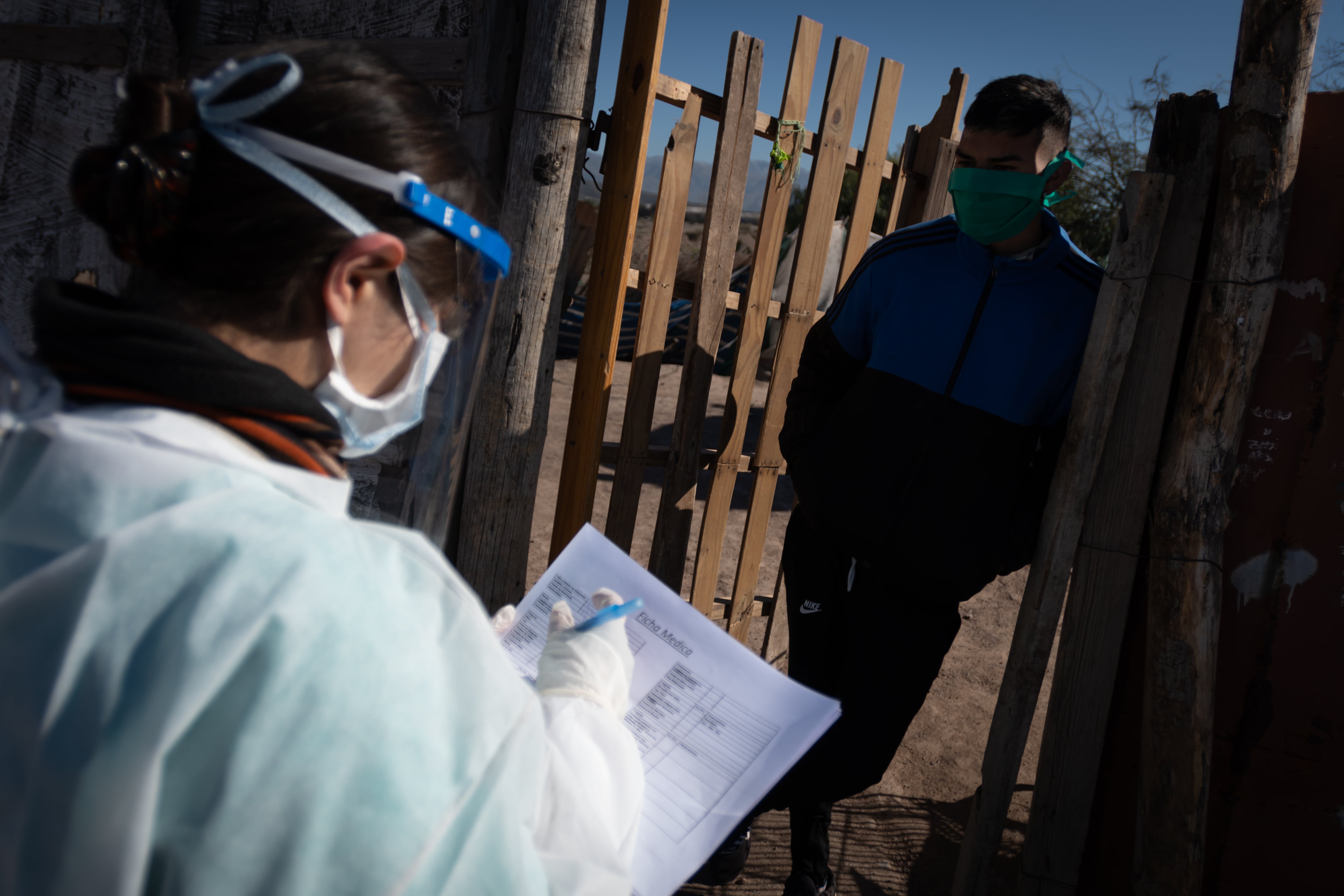 Por el aumento de casos positivos, son cada vez más intensos los operativos sanitarios en los barrios del Gran Mendoza.