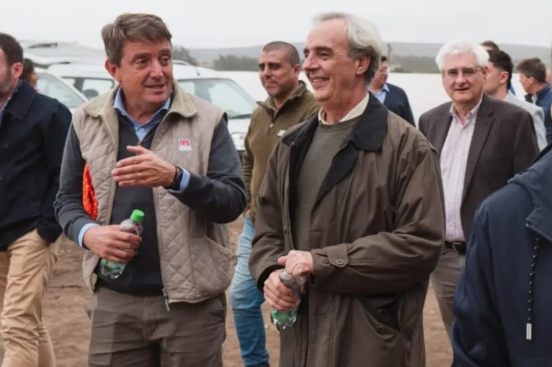 Juan Cruz Molina Hafford, presidente del INTA, junto a Ariel Fernández, ministro de la SUPCI. Foto: INTA