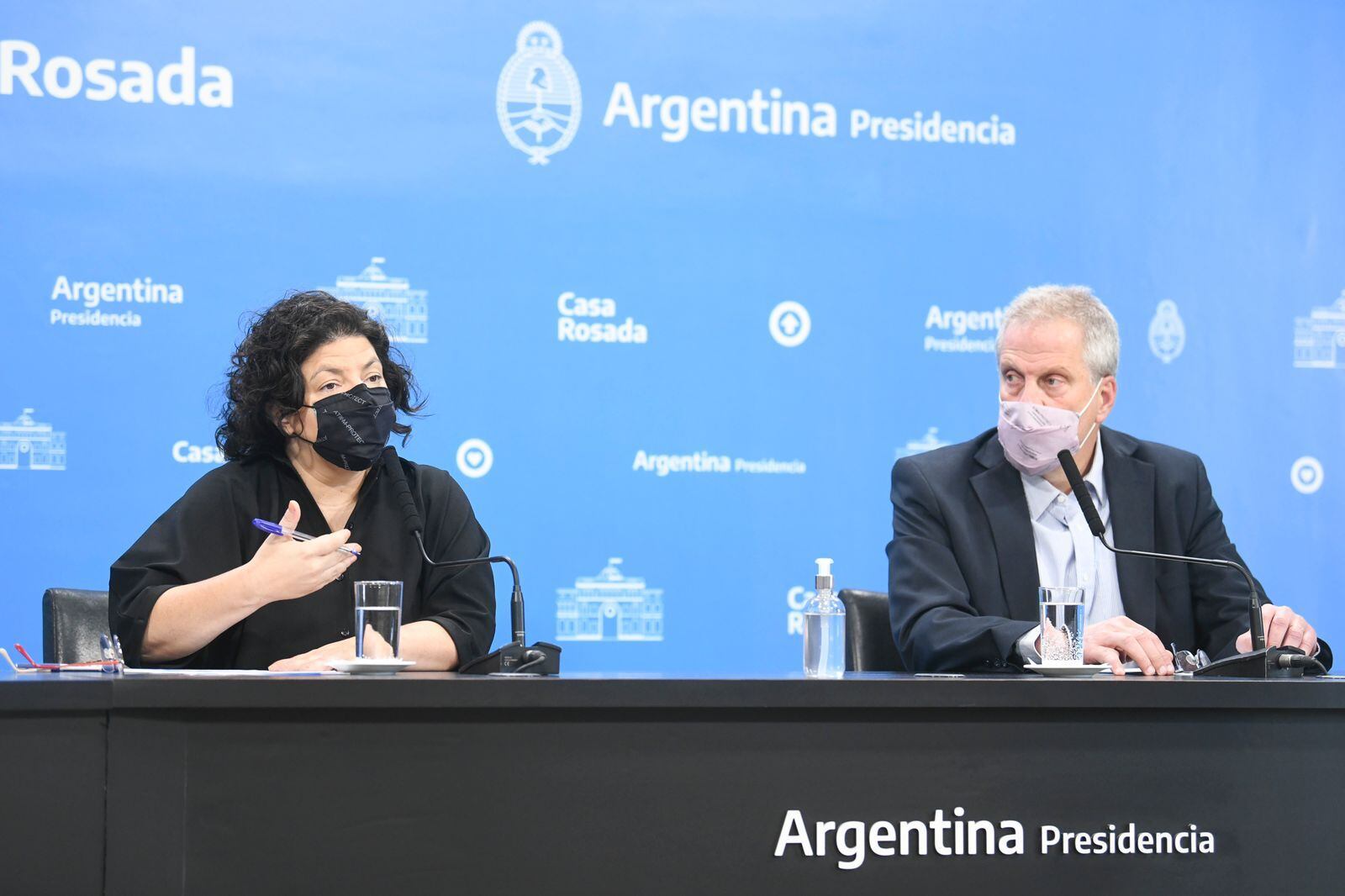 La ministra de Salud, Carla Vizzotti anunció la nueva etapa de vacunas junto a su par de Educación, Jaime Percyk.