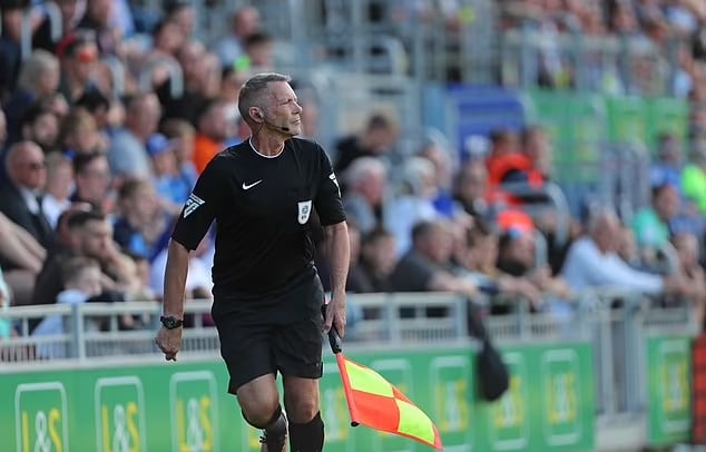 El fanático de Portsmouth ayudó a arbitrar la parte final del juego, que terminó en un empate 0-0.