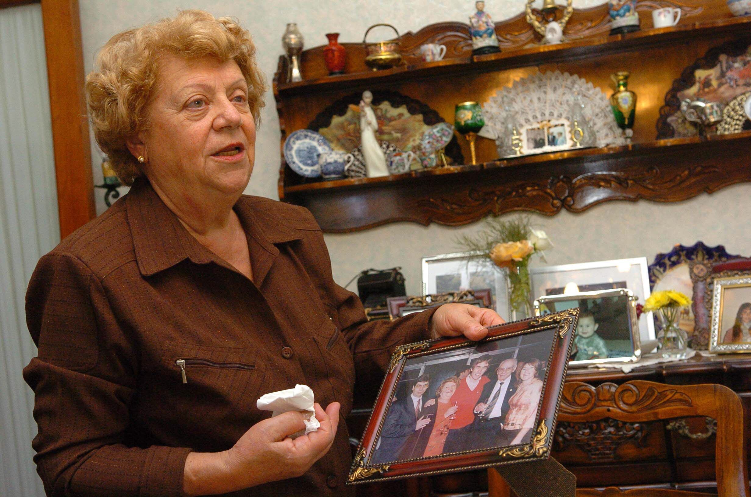 Río Cuarto. Nené Grassi con una foto de su familia, en una entrevista de archivo con La Voz.