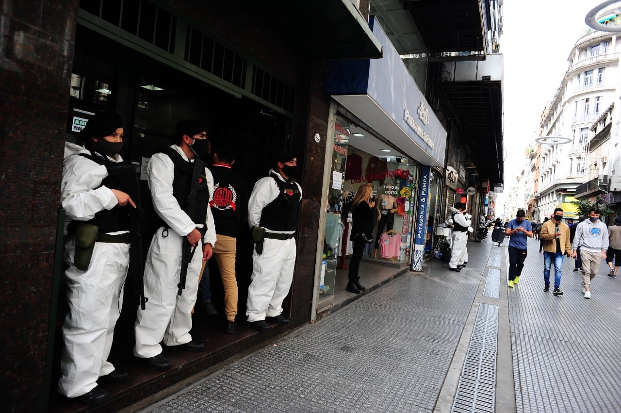 Los efectivos se presentaron fuertemente armados en calle Florida, entre San Martín y Lavalle - Clarín