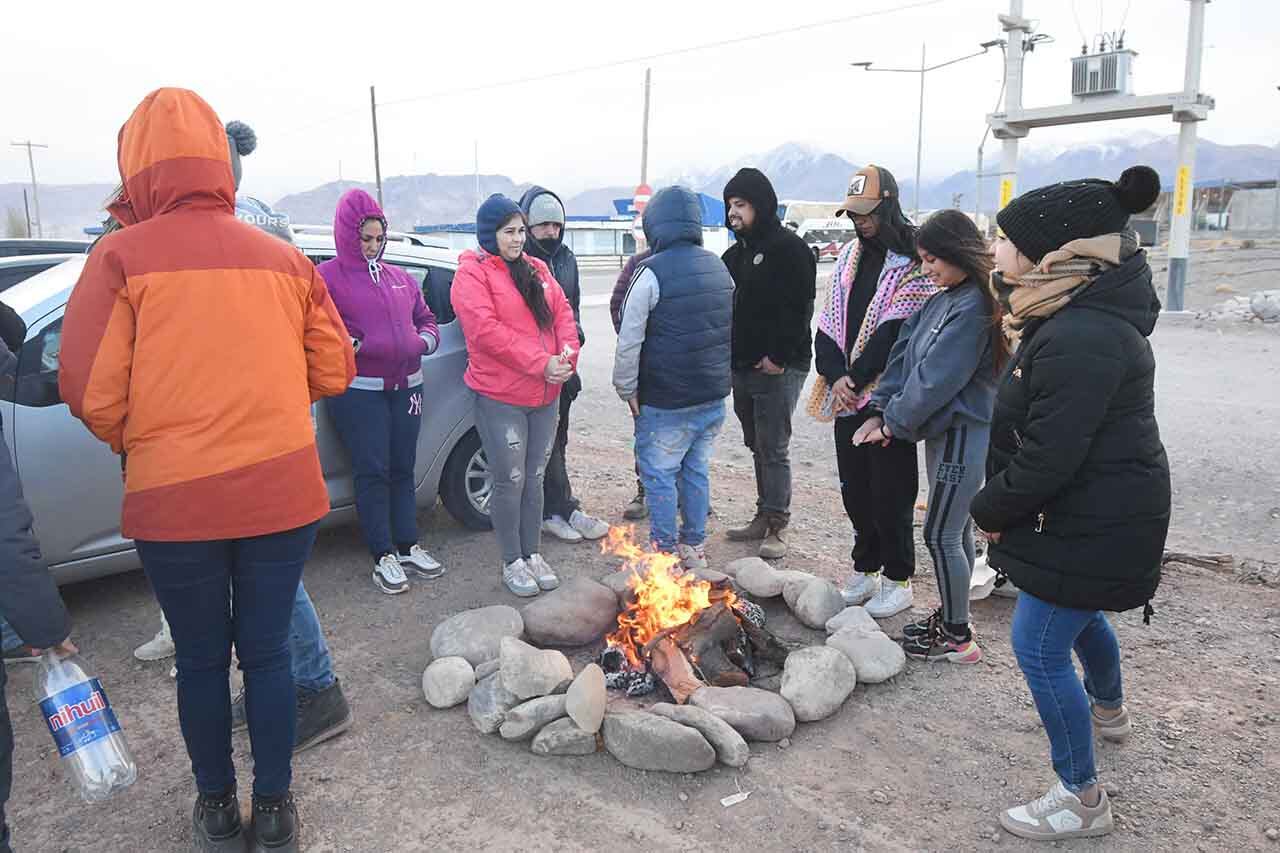 Chilenos varados varios días en Uspallata esperando que se habilite el paso internacional para poder cruzar a su país.
La ruta esá cortada a la altura de Uspallata por el mal tiempo en alta montaña, varias familias chilenas viviendo en su automóvil a la orilla de la ruta internacional 7 esperando de poder pasar
Foto: José Gutierrez / Los Andes