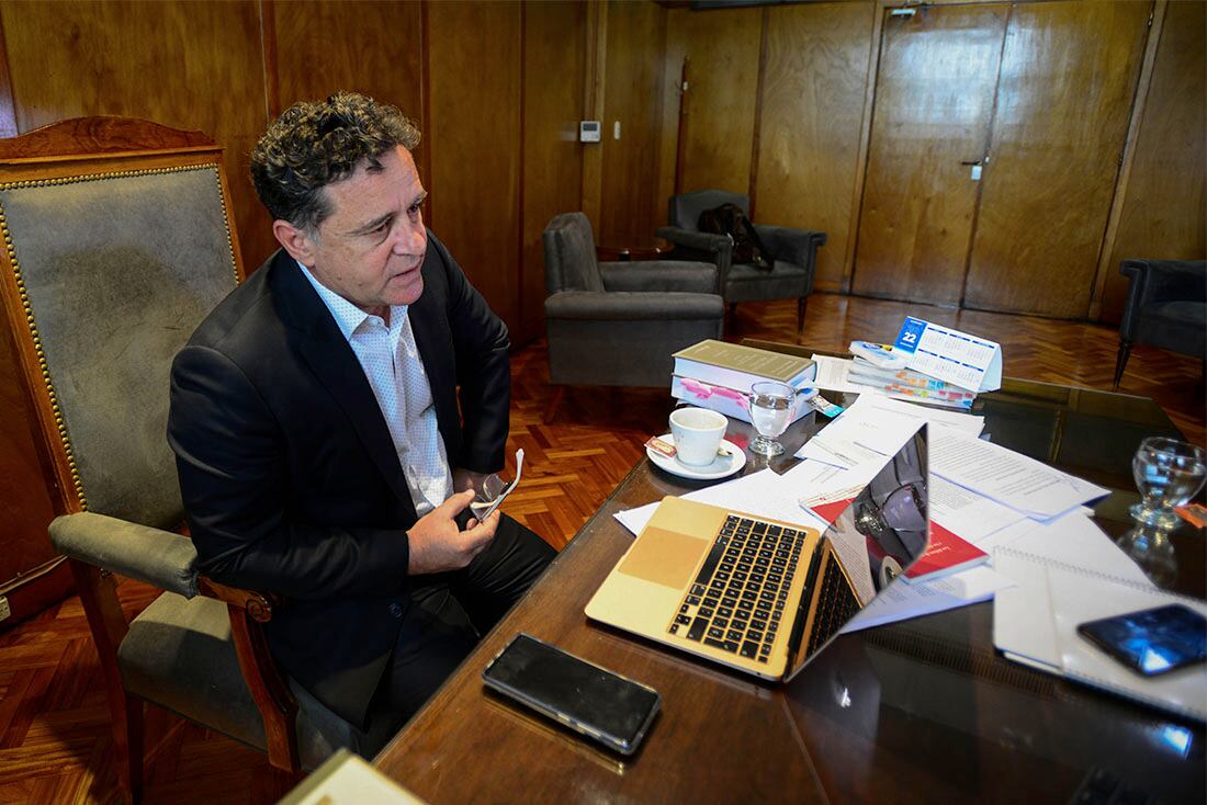 Omar Palermo, ministro Suprema Corte de Justicia en su despacho de los Tribunales de Mendoza. Foto: Claudio Gutiérrez 
