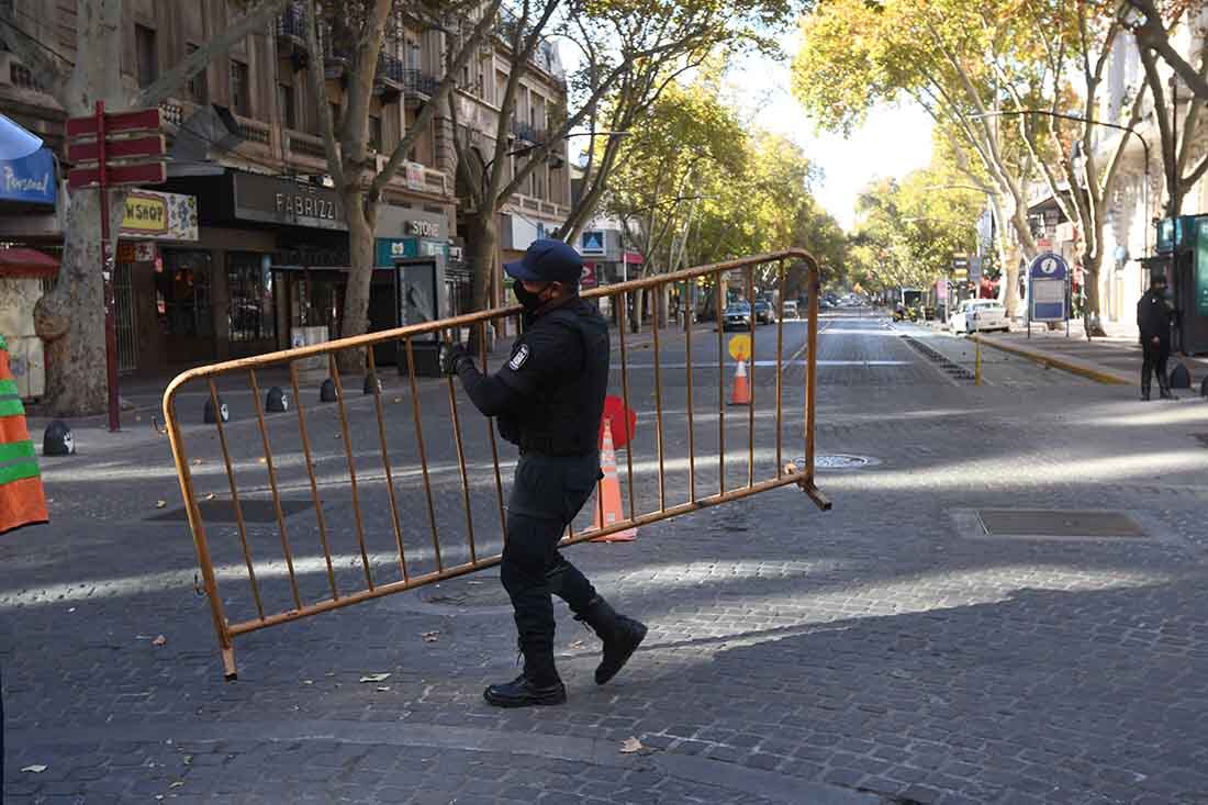 La policia  de Mendoza, prepara el vallado para evitar amontonamiento de personas en la manifestación contra las nuevas restricciones del Gobierno nacional por la pandemia