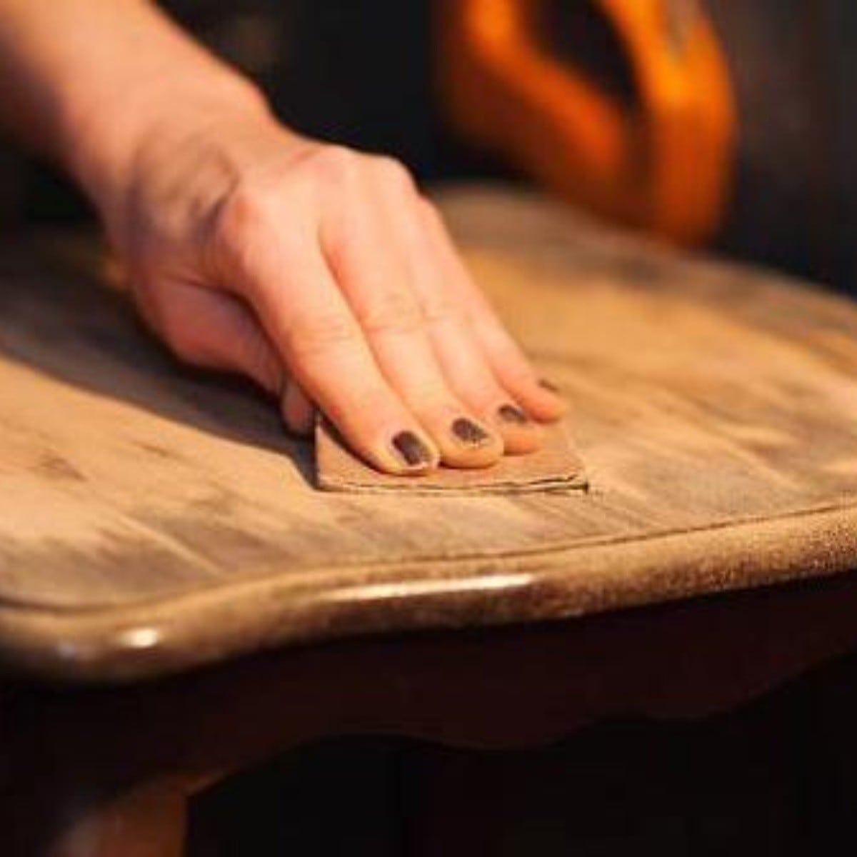 Cómo recuperar el color de los muebles de madera gastados.