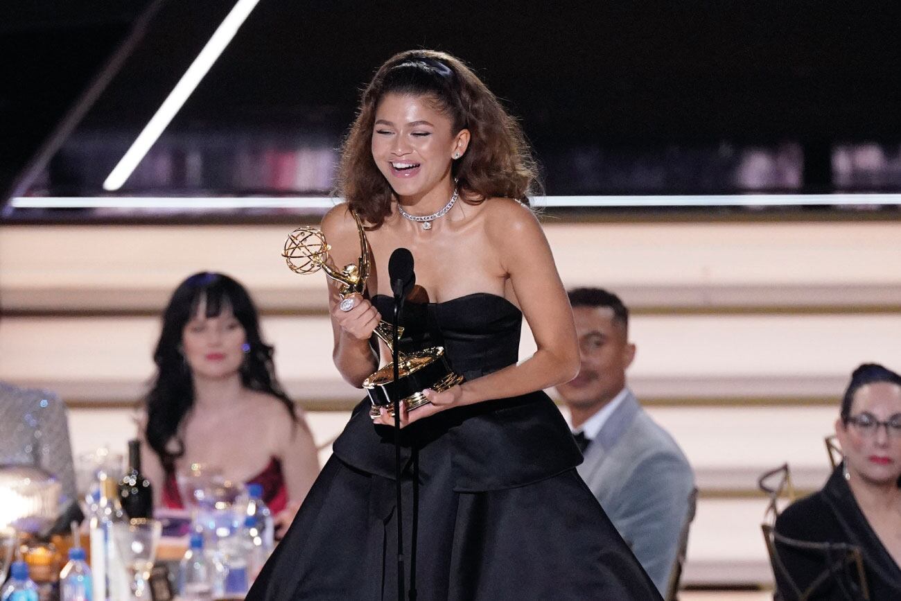 Zendaya se lleva el premio a mejor actriz en serie de drama por su trabajo en "Euphoria" en los Premios Emmy 2022. (AP)