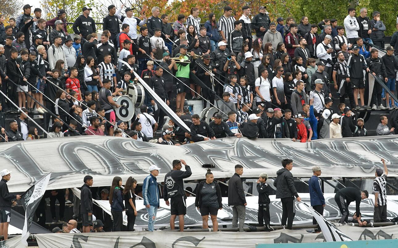 El Club Gimnasia y Esgrima   le ganó a San Martín de Tucumán 1-0 y volvió a la victoria después de tres empates consecutivos y, además, se metió entre los de arriba de la Zona A de la Primera Nacional.

Foto: Orlando Pelichotti
