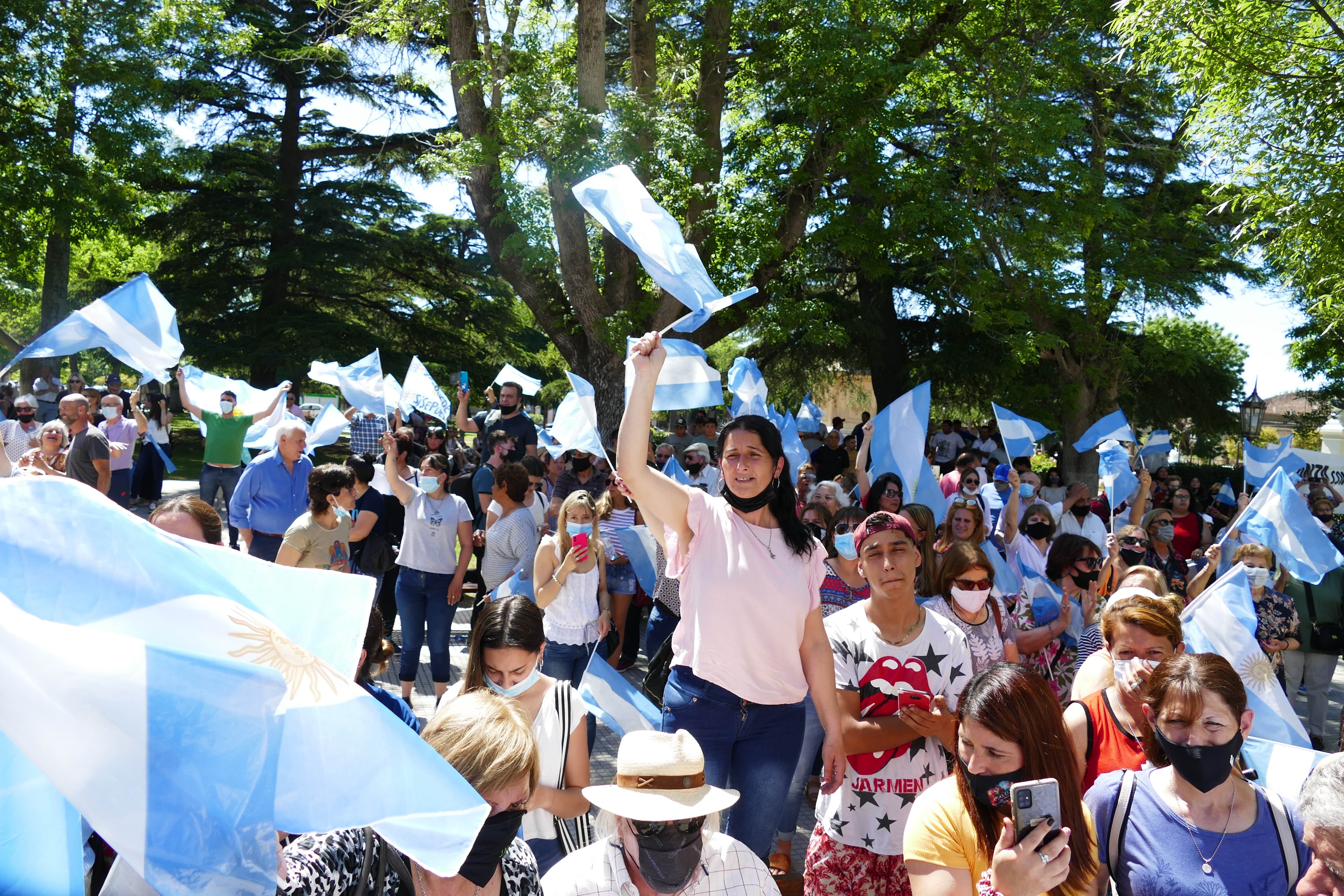 Apoyo multitudinario a Macri en Dolores (Clarín) 