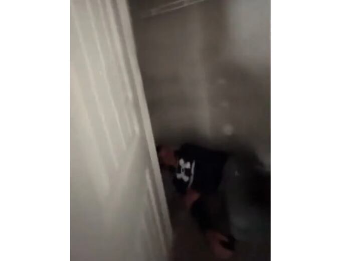 “Ya no se puede dormir la siesta tranquilamente”, fue uno de los desopilantes comentarios de los usuarios de TikTok al ver el video de un okupa en el interior del ropero. Foto: Captura video