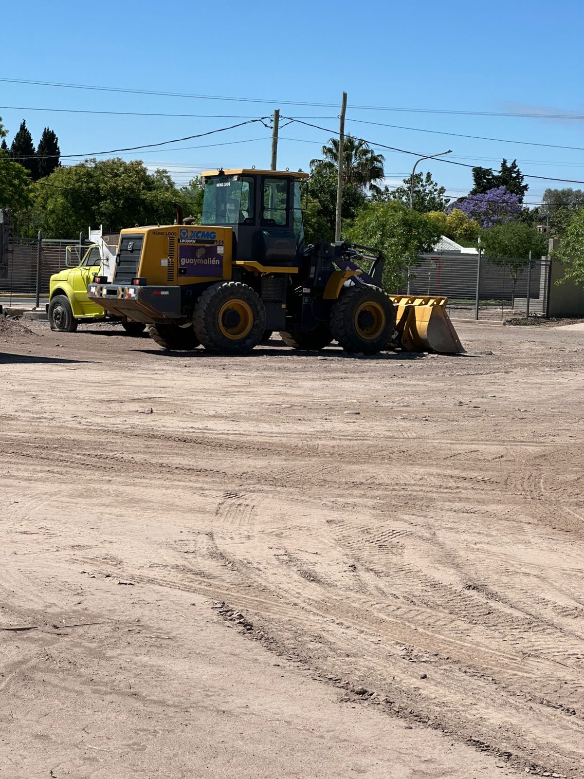 Máquinas de Guaymallén en un barrio que ejecuta la empresa de Florentino Paco.