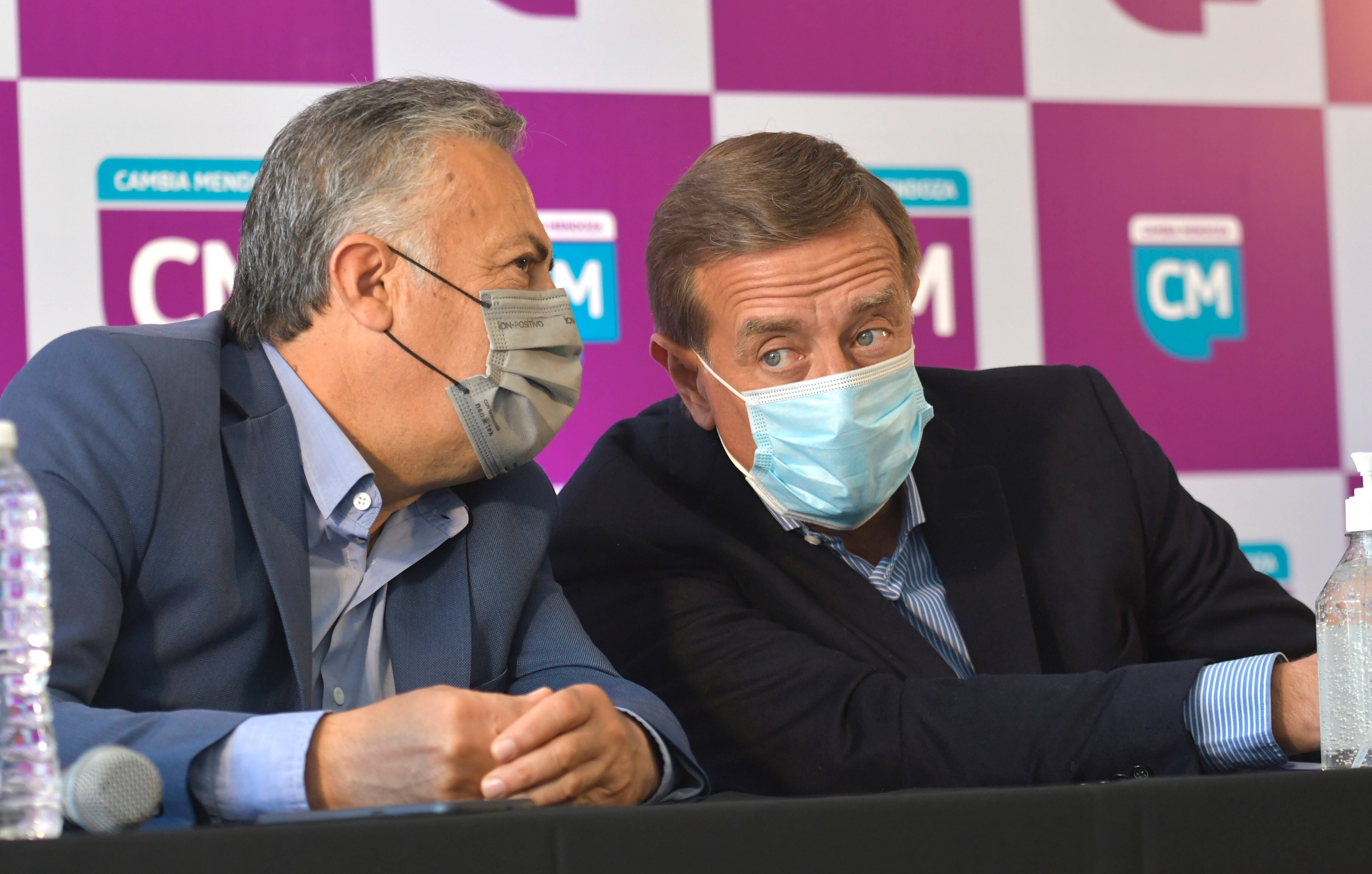 Cornejo y Suárez en el acto del frente Cambia Mendoza en el club Andes Talleres. Foto: Orlando Pelichotti